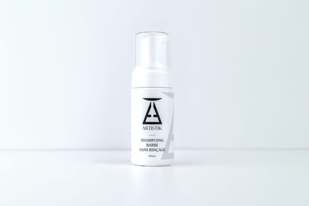 Spray Shampoing Barbe sans rinçage ARTISTIK posé sur fond blanc