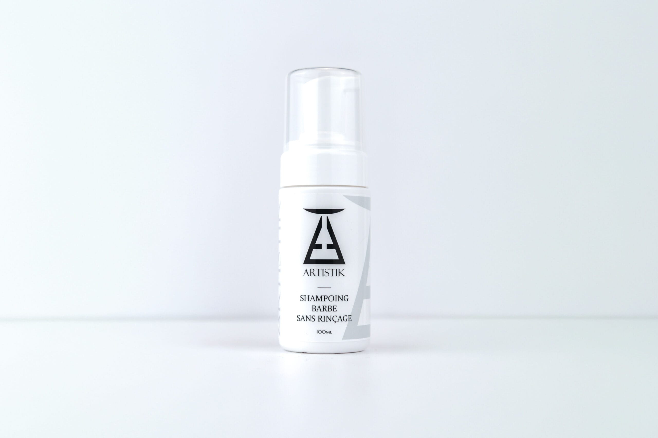 Spray Shampoing Barbe sans rinçage ARTISTIK posé sur fond blanc