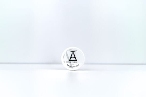 Baume à barbe ARTISTIK vu de dessus, logo AT sur le couvercle