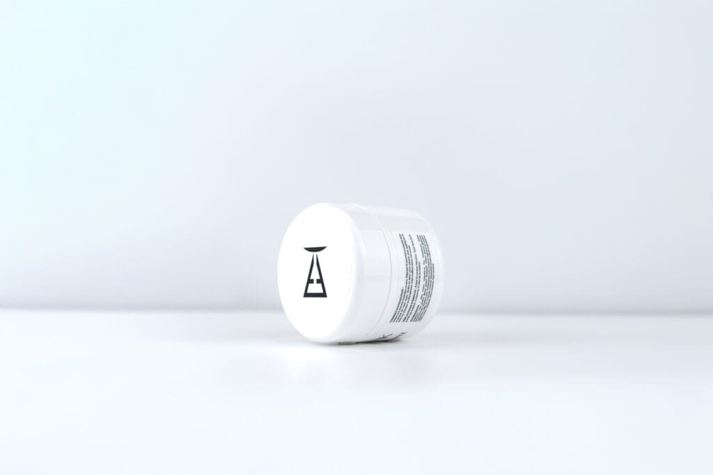 Wax coiffante ARTISTIK 100 g, pot couché avec le logo AT