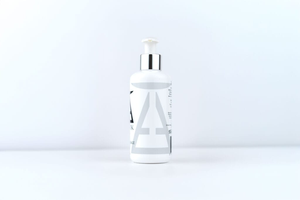 Gel de rasage ARTISTIK vu de trois quarts, flacon pompe blanc