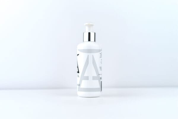 Gel de rasage ARTISTIK vu de trois quarts, flacon pompe blanc