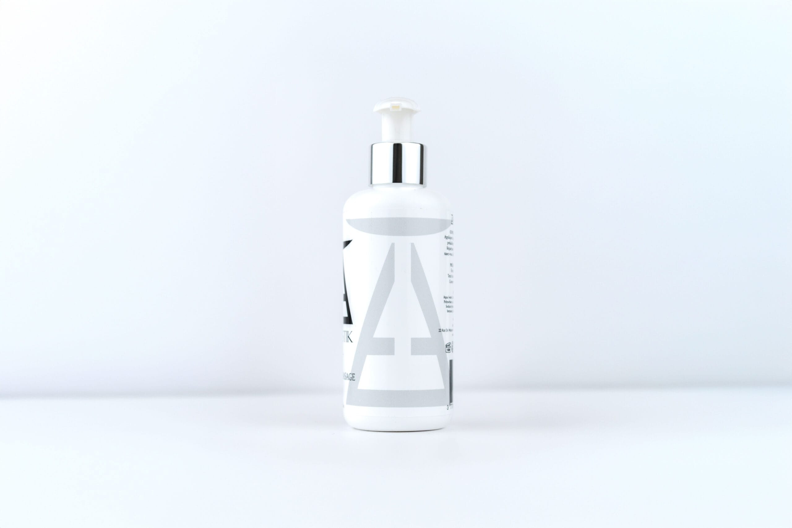Gel de rasage ARTISTIK vu de trois quarts, flacon pompe blanc