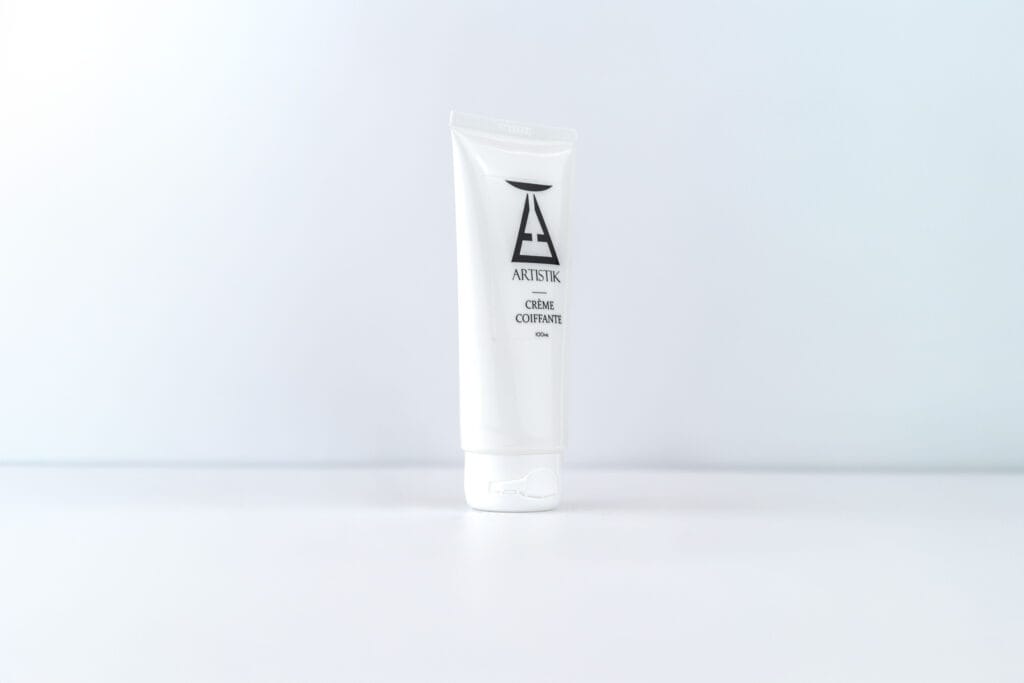 Crème coiffante ARTISTIK 100 g en gros plan, logo AT sur le tube