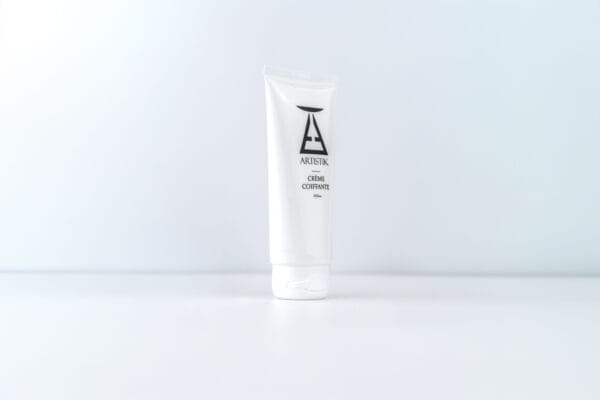Crème coiffante ARTISTIK 100 g en gros plan, logo AT sur le tube
