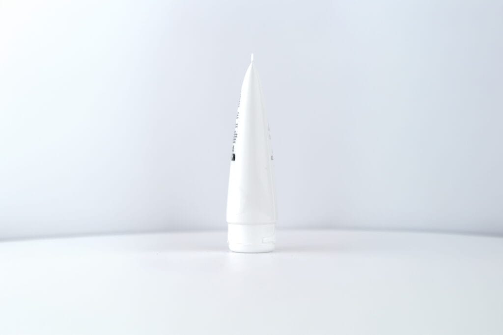 Crème coiffante ARTISTIK 100 g, tube debout sur son bouchon