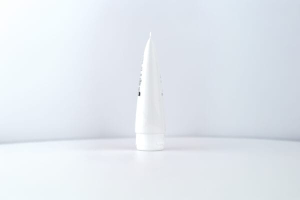 Crème coiffante ARTISTIK 100 g, tube debout sur son bouchon