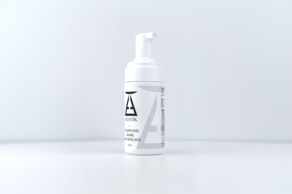 Shampoing Barbe sans rinçage ARTISTIK, flacon pivoté sur fond blanc