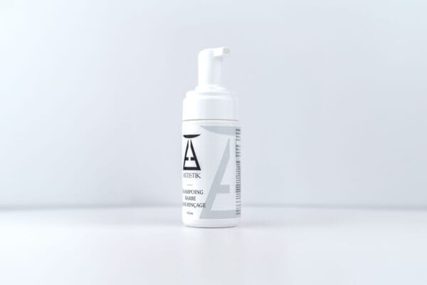 Shampoing Barbe sans rinçage ARTISTIK, flacon pivoté sur fond blanc