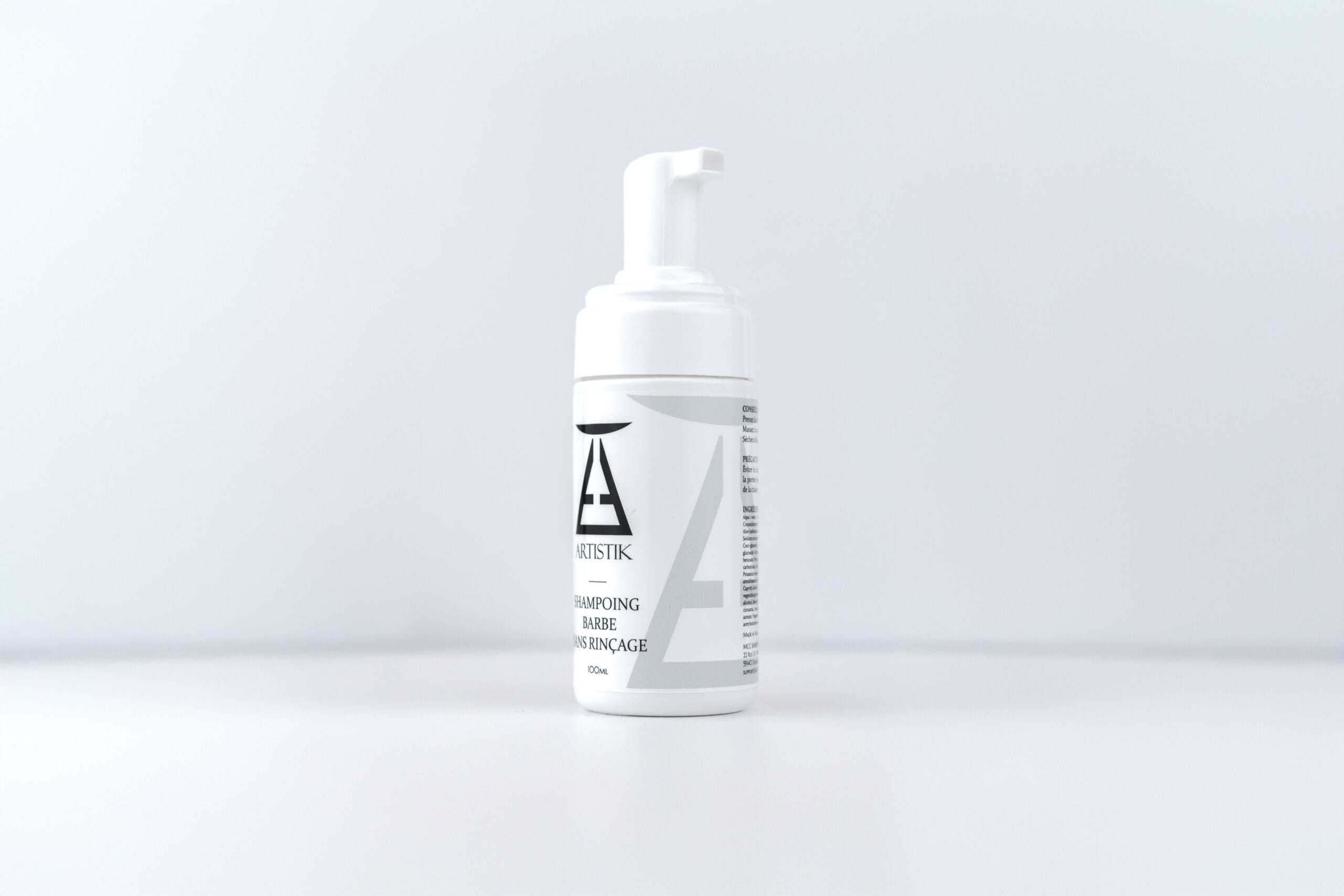 Shampoing Barbe sans rinçage ARTISTIK, flacon pivoté sur fond blanc