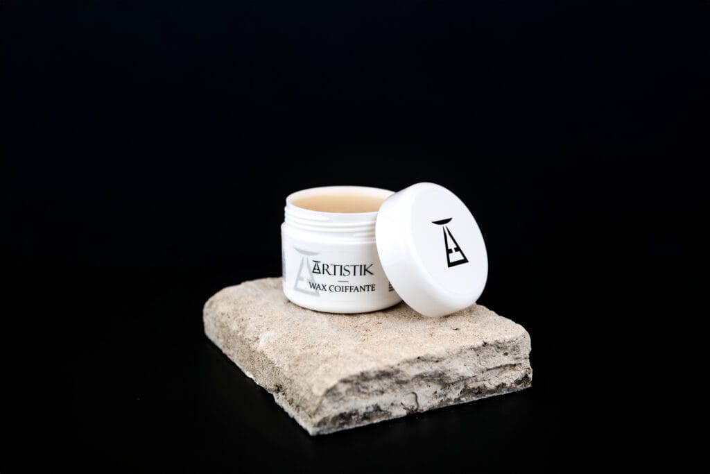 Wax coiffante sur pierre fond noir fermé ouvert