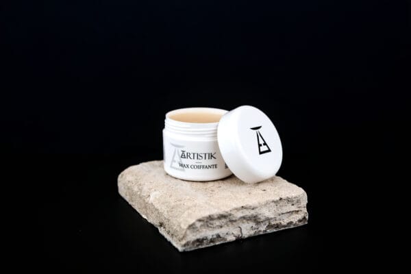 Wax coiffante sur pierre fond noir fermé ouvert