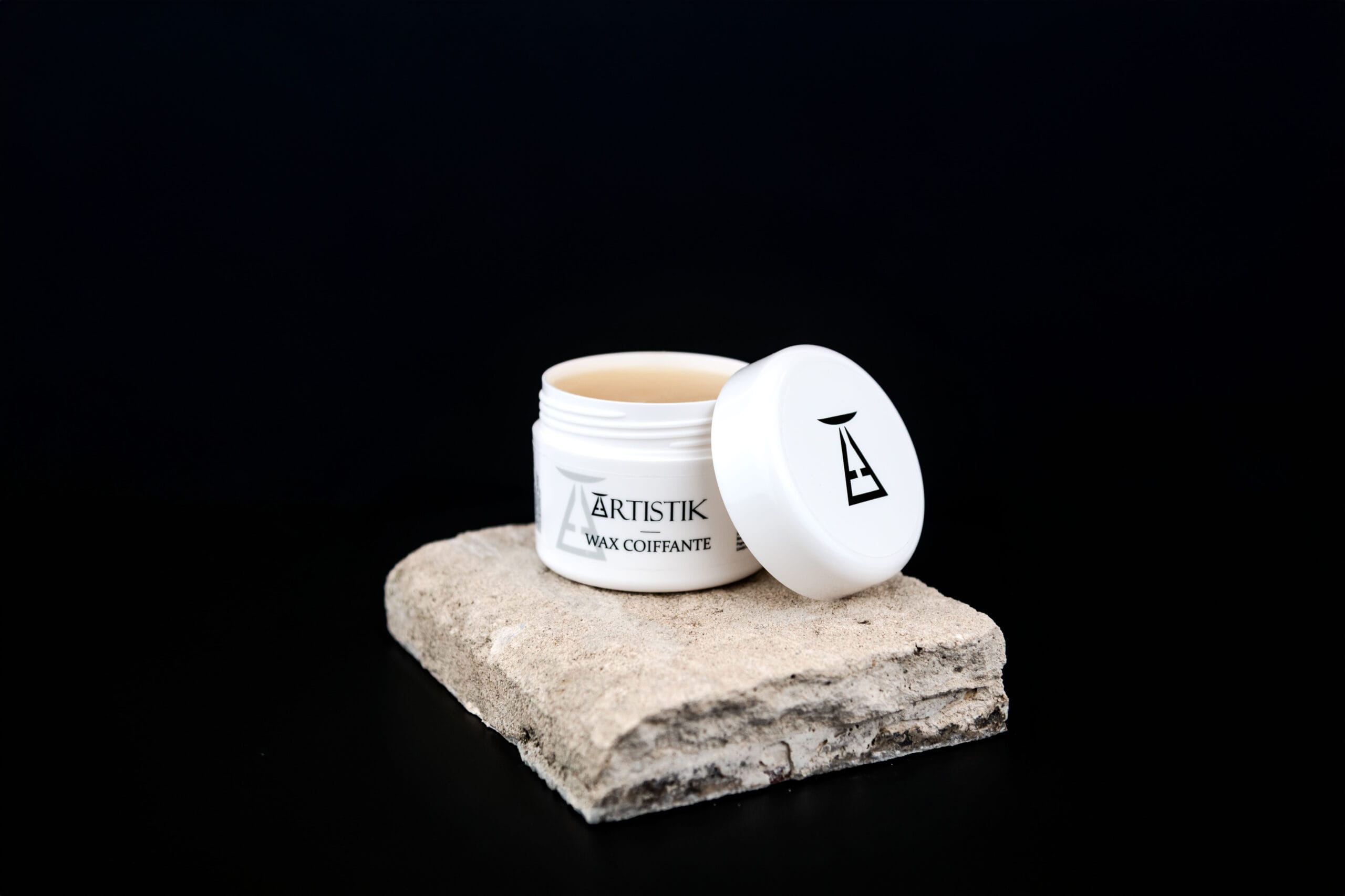 Wax coiffante sur pierre fond noir fermé ouvert