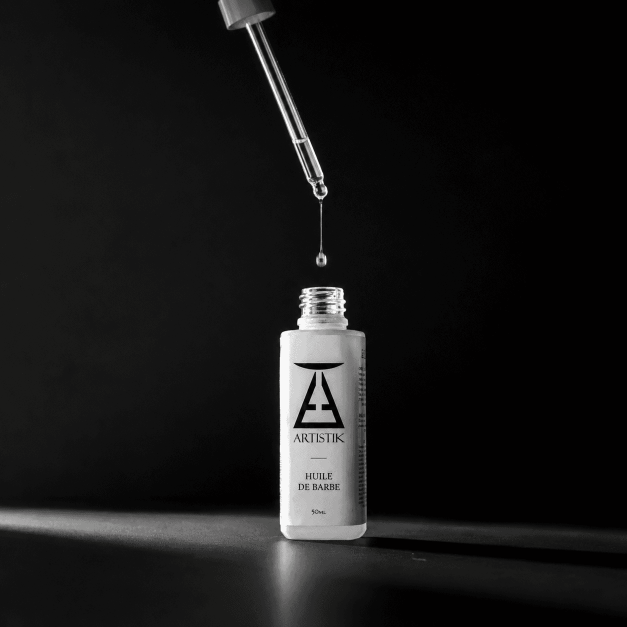 Flacon compte-gouttes de l'Huile de Barbe ARTISTIK, un format qui limite le contact avec le produit