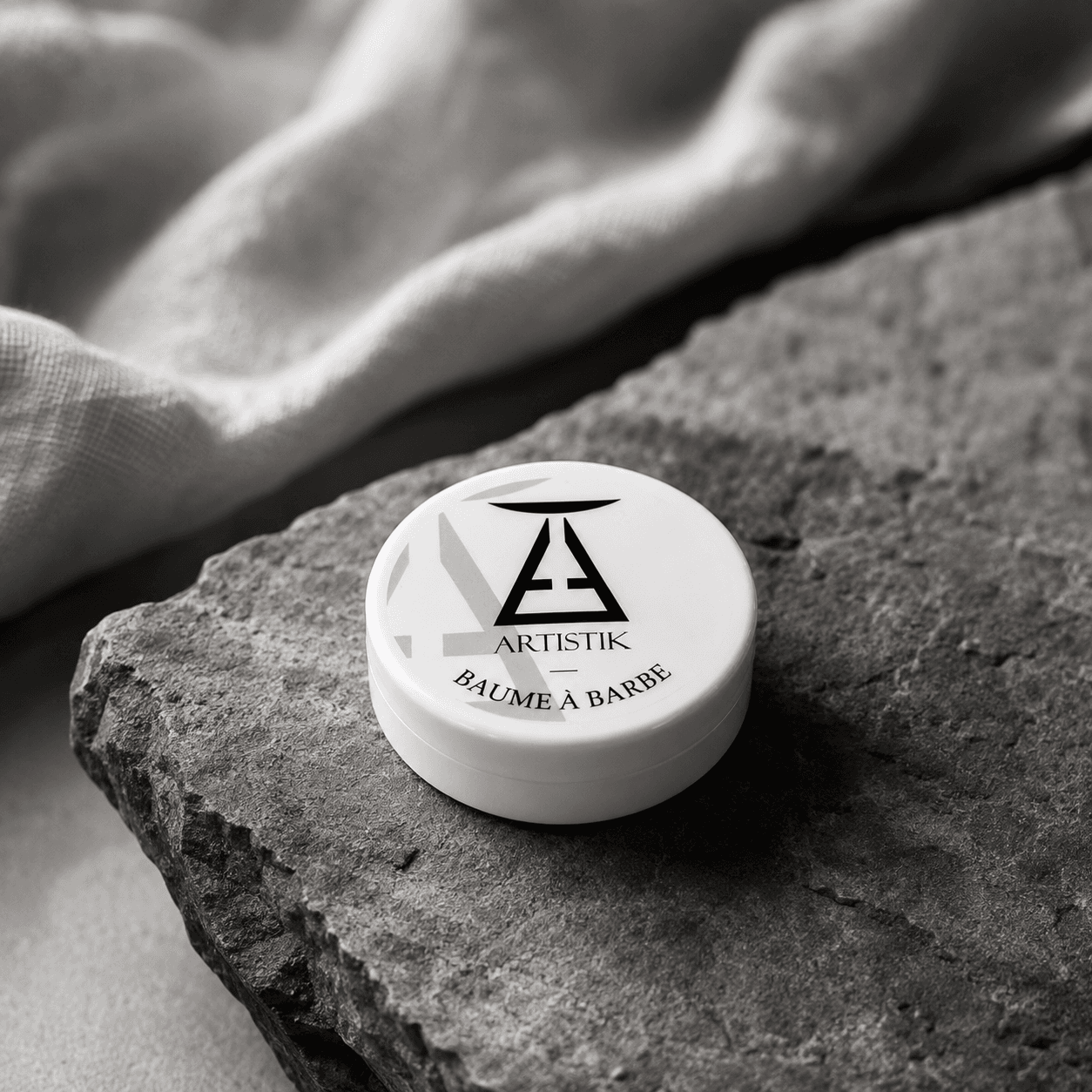 Baume à Barbe Artistik 30 g posé sur du linge