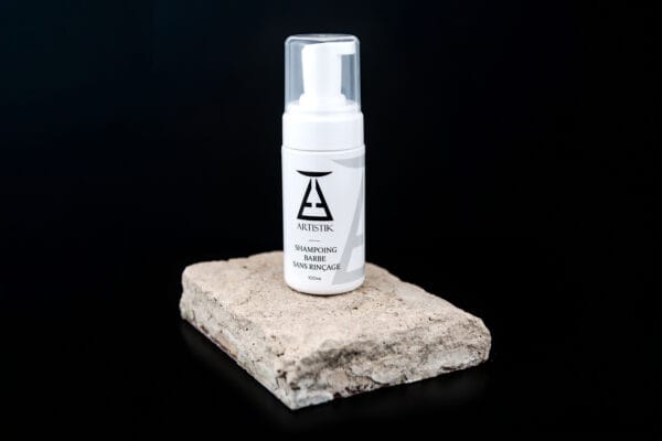 Shampoing barbe sans rinçage sur pierre fond noir