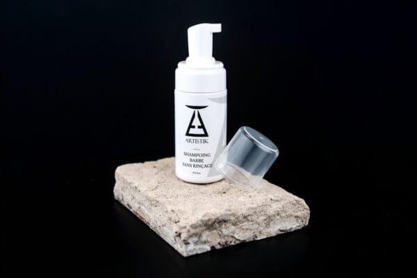 Shampoing barbe sans rinçage sur pierre fond noir avec bouchon