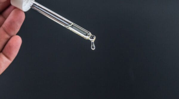 texture huile de barbe goutte