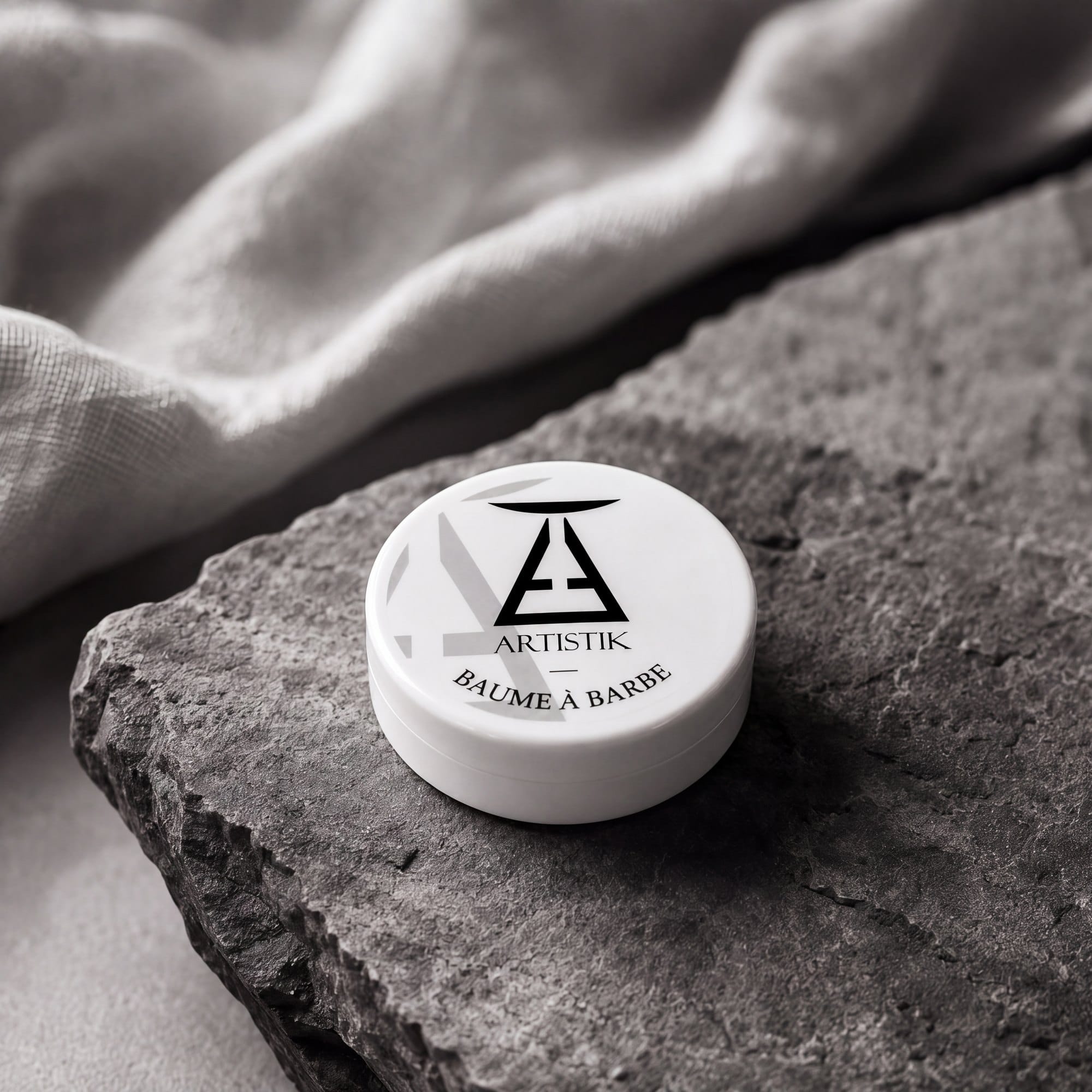 Baume à barbe Artistik posé sur la pierre — formulé et fabriqué en France