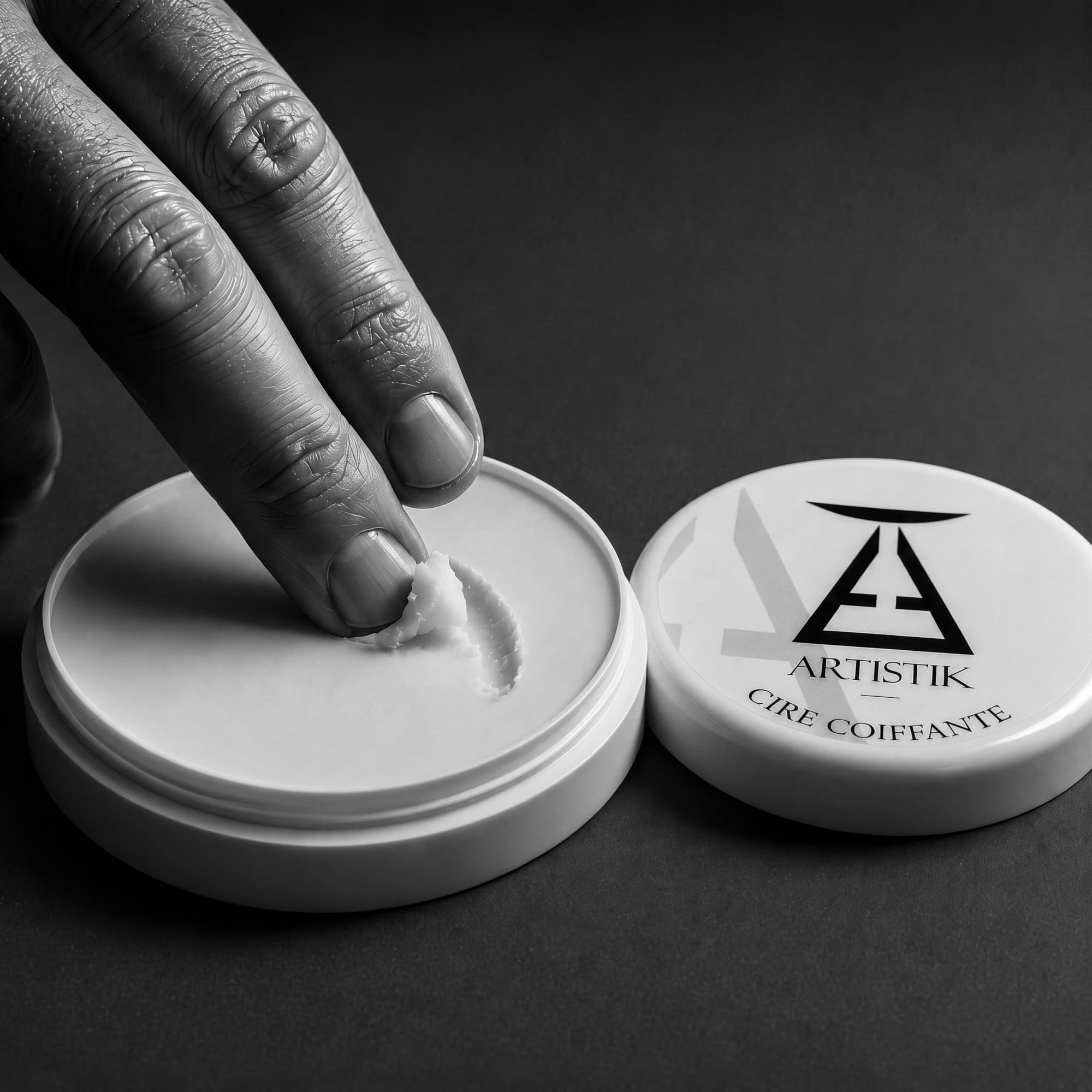 Prélèvement de cire coiffante Artistik dans son pot ouvert